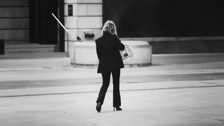 Learn how to invest, retirement planning, ETFs for women, savings plans, coaching, knowledge, education, finance, women, money with ellexx membership.